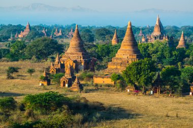 Günbatımı, Myanmar sırasında Bagan şehirde antik tapınak harabe.