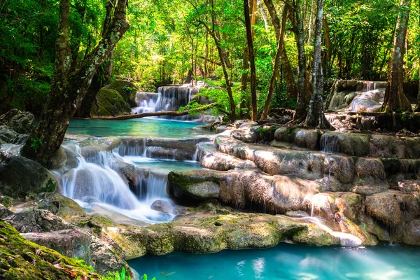 Hermosa cascada en el bosque profundo — Foto de Stock