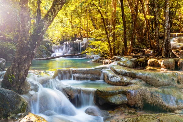 Bela cachoeira na floresta profunda — Fotografia de Stock