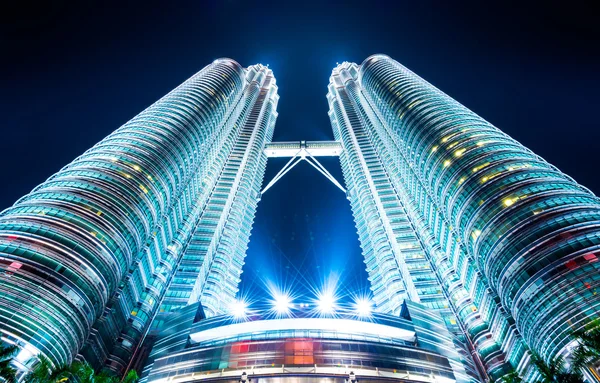 Petronas towers op 08 April 2014 in Kuala Lumpur, hoogste bouwen — Stockfoto