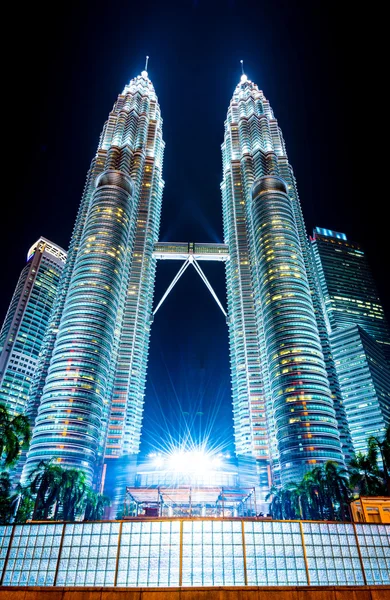 Куала-Лумпур - апреля 09: Перегляд Petronas Towers на апреля 09 — стокове фото
