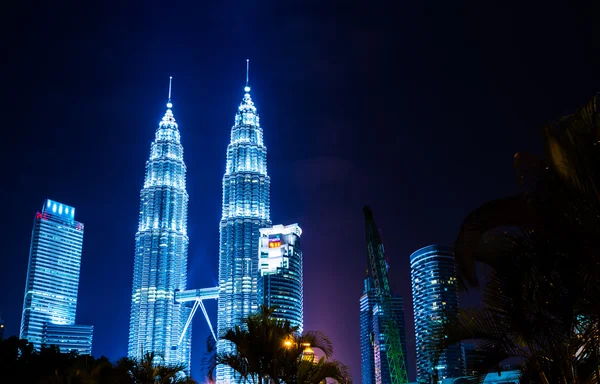 КУАЛА-ЛУМПУР, МАЛАЙЗИЯ - Апрель 09: Petronas Twin Towers at day o — стоковое фото