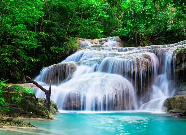 Mély erdei vízesés az erawan nemzeti park — Stock Fotó