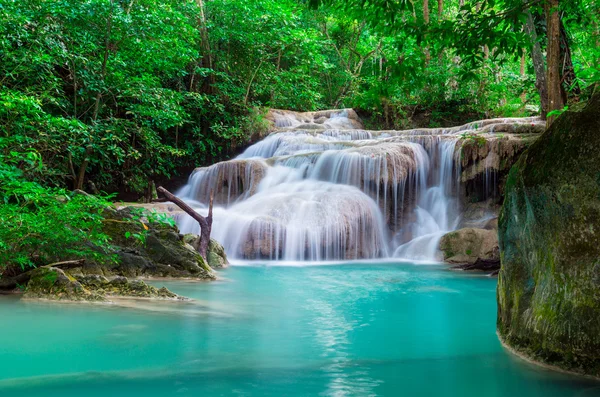 Cachoeira na selva profunda no Parque Nacional de Erawan — Fotografia de Stock