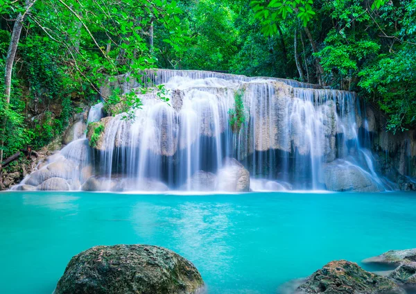 Cachoeira na floresta profunda do Parque Nacional de Erawan — Fotografia de Stock