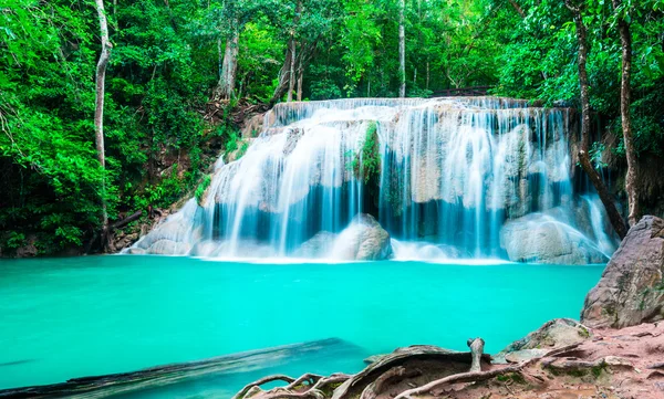 Cachoeira em floresta profunda no Parque Nacional de Erawan — Fotografia de Stock