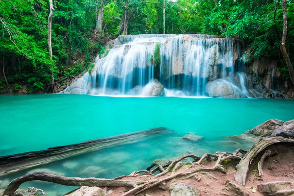 Vízesés a trópusi erdő az Erawan Nemzeti Park — Stock Fotó