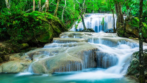 Waterval in tropisch woud — Stockfoto