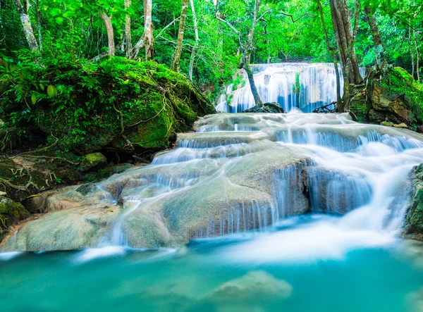 Cascade en forêt tropicale profonde — Photo