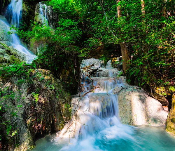 Cascada en bosque profundo en el Parque Nacional Erawan — Foto de Stock