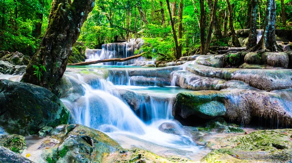 Şelale tropikal ormanda, Tayland Ulusal Parkı