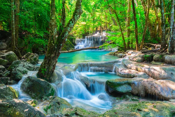 Hermosa cascada en la selva de Tailandia — Foto de Stock