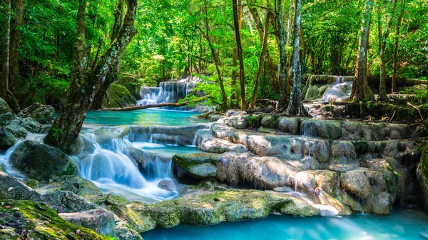 Прекрасний водоспад в ранковий час — стокове фото