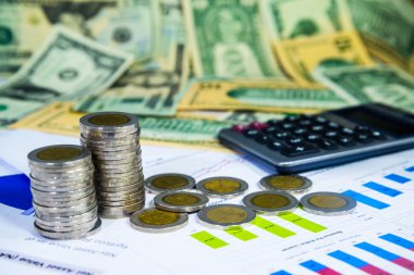 Mali diyagram üzerinde sikke ve hesap makinesi ile mali rapor,