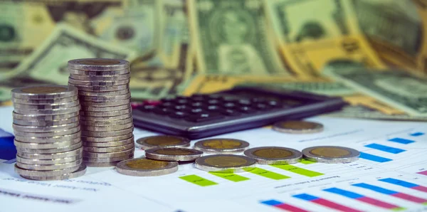 Diagrama de benefícios no relatório financeiro com moedas e calculadora — Fotografia de Stock