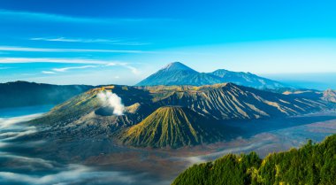 Sunrise, Mt muhteşem görünüm sırasında Mount Bromo yanardağ. 