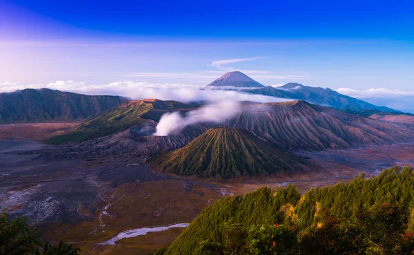 Vulcão Bromo é valcano ativo no tempo do pôr do sol — Fotografia de Stock