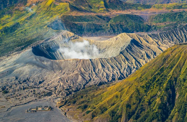 Monte Bromo vulcão durante o nascer do sol, a vista magnífica do Monte . — Fotografia de Stock