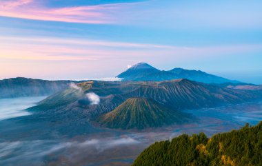 Mount Bromo sis ile gündoğumu dönemde