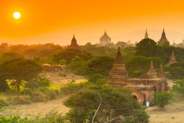 Bagan Antik Tapınağı ise günbatımı, Myanmar