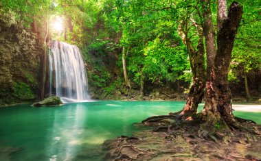 Güzel şelale Tayland Ulusal Parkı'nda