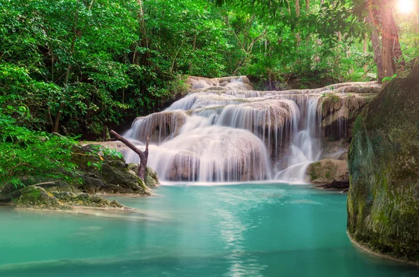 Cachoeira na selva profunda no Parque Nacional de Erawan — Fotografia de Stock