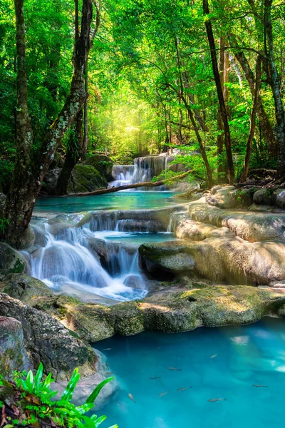 Hermosa cascada en Tailandia bosque tropical — Foto de Stock