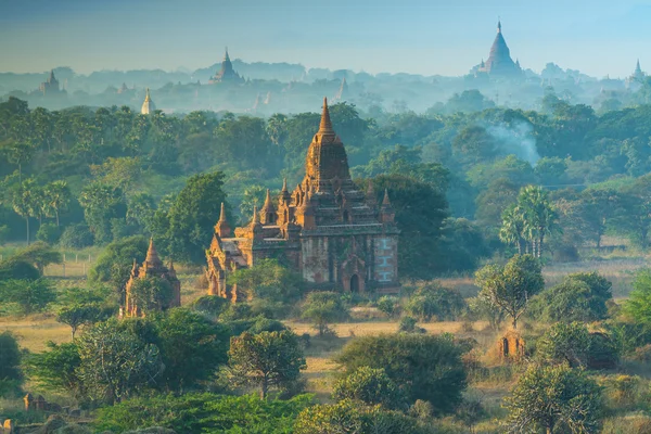 Antiguo templo en Bagan durante el amanecer . —  Fotos de Stock