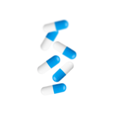 Beyaz ve mavi hap kapsülü beyaz arkaplanda izole edilmiş, kırpma yolu