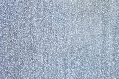 Su lekeleri ve mineral kalıntısı olan cam yüzeyin yakın çekimi. Şeffaf doku nem, yoğunlaşma ve kirli yüzeyi gösteriyor..