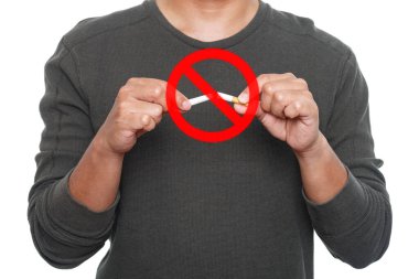 Sigara içilmeyen bir tabelanın arkasında sigara kıran, sağlık bilincini temsil eden, sigara içmeyi, kendini kontrol etmeyi, önlemeyi ve beyaz arka planda sigara içilmeyen kampanyaları bırakan bir adam..