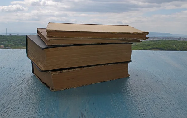 Livros na mesa azul de madeira — Fotografia de Stock