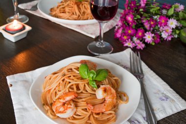 Domates soslu spagetti. Romantik bir akşam yemeği kavramı
