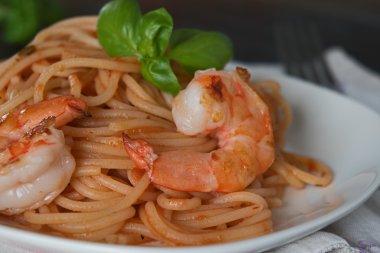 Domates soslu spagetti. Romantik bir akşam yemeği kavramı
