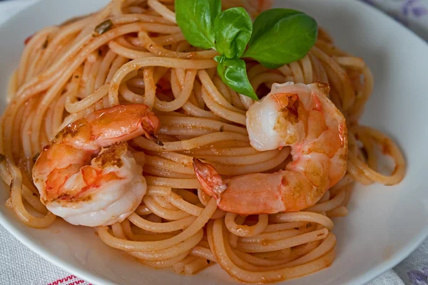 Domates soslu spagetti. Romantik bir akşam yemeği kavramı