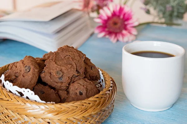 Chocolate chip cookies on blue table background — Stock Photo, Image