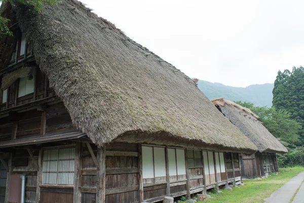 Casa en pueblo histórico Shirakawa-go, Prefectura de Gifu, Japón — Foto de Stock