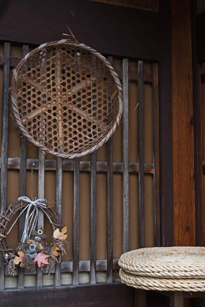 Oude bamboe rieten mand aan de houten wand — Stockfoto