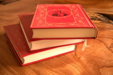 Kırmızı kaplı üç kitap ile rezervasyon yaptırın