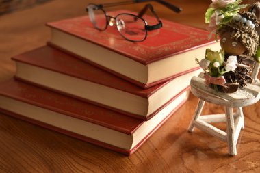 Kırmızı kaplı üç kitap ile rezervasyon yaptırın