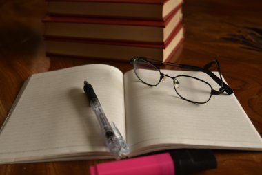 Defter ile kalem ve gözlük, geliştirmek bellek