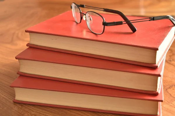 Libro con una cubierta roja tres libros —  Fotos de Stock