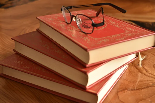 Libro con una cubierta roja tres libros —  Fotos de Stock