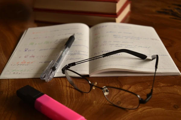 Блокнот з ручкою та окулярами, розробка пам'яті — стокове фото
