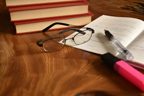 Cuaderno con bolígrafo y gafas, desarrollar memoria —  Fotos de Stock