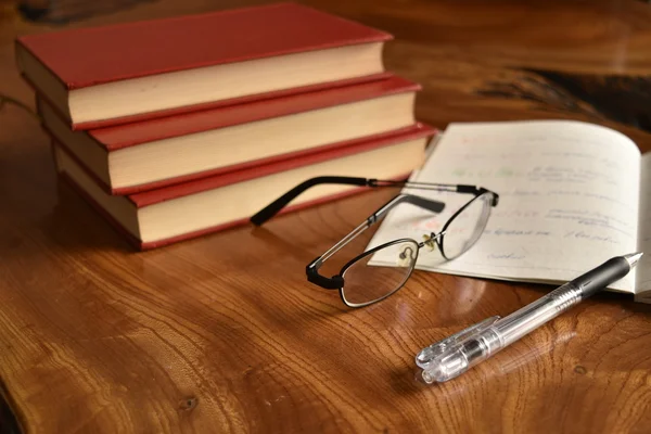 Caderno com caneta e óculos, desenvolver memória — Fotografia de Stock