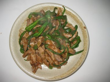 Yeşil biber ve bir tencerede kızartılır domuz