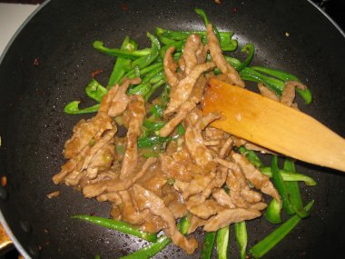 Yeşil biber ve bir tencerede kızartılır domuz