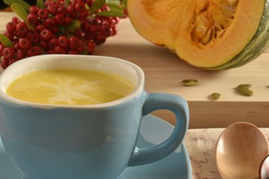 Mavi bir kase kabak çorbası 