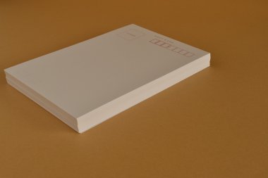 Kartpostal turuncu zemin üzerine yığını